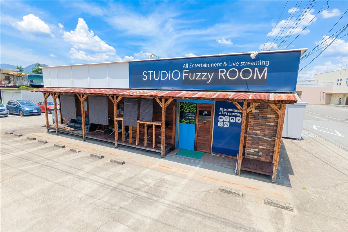 STUDIO Fuzzy ROOM の入口とテラス席